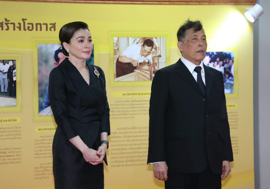 Their Majesties the King and Queen presided over the official opening of the new Phradabos Foundation building and Phradabos School in Bang Phli District, Samut Prakan