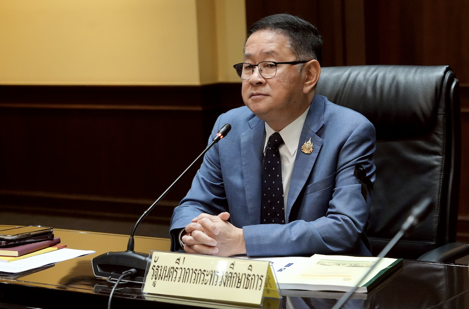Minister of Education, Prasert, supporting school lunches - Jetsumon Sumayteepradit