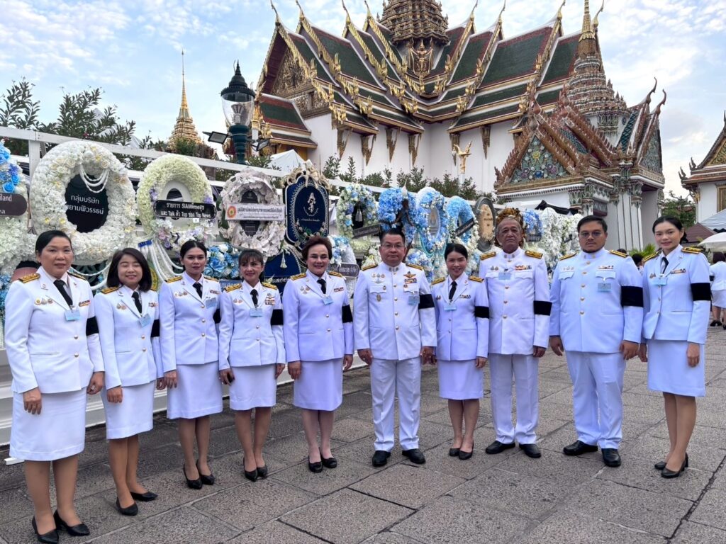 Ms Jetsumon Sumayteepradit, Paying Respects to Her Majesty Queen Sirikit, the Queen Mother - 11