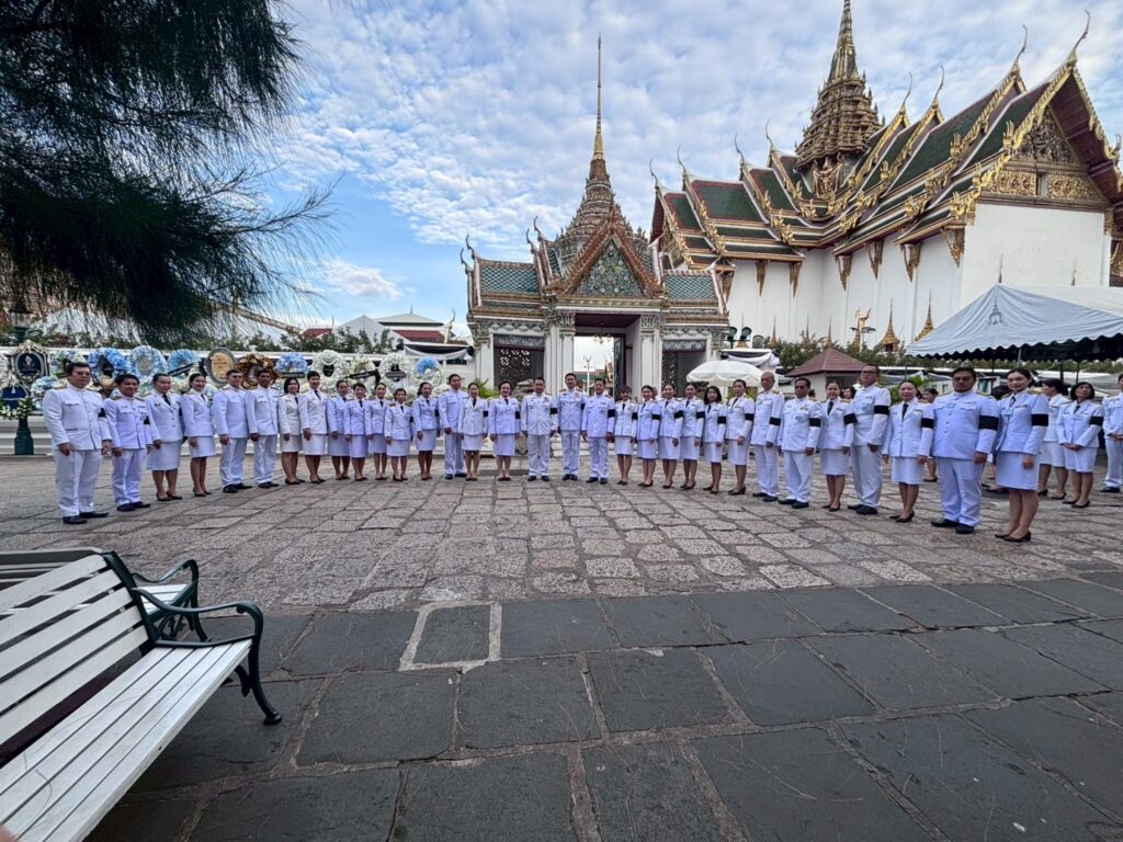Ms Jetsumon Sumayteepradit, Paying Respects to Her Majesty Queen Sirikit, the Queen Mother