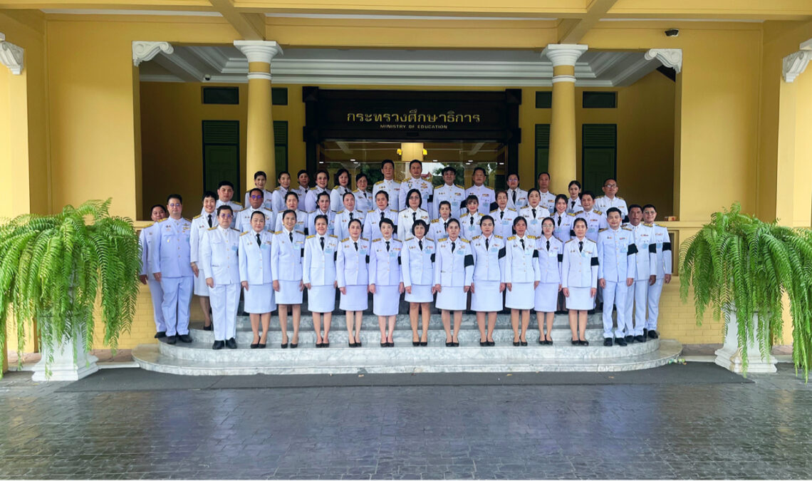 Ms Jetsumon Sumayteepradit, Paying Respects to Her Majesty Queen Sirikit, the Queen Mother - 3