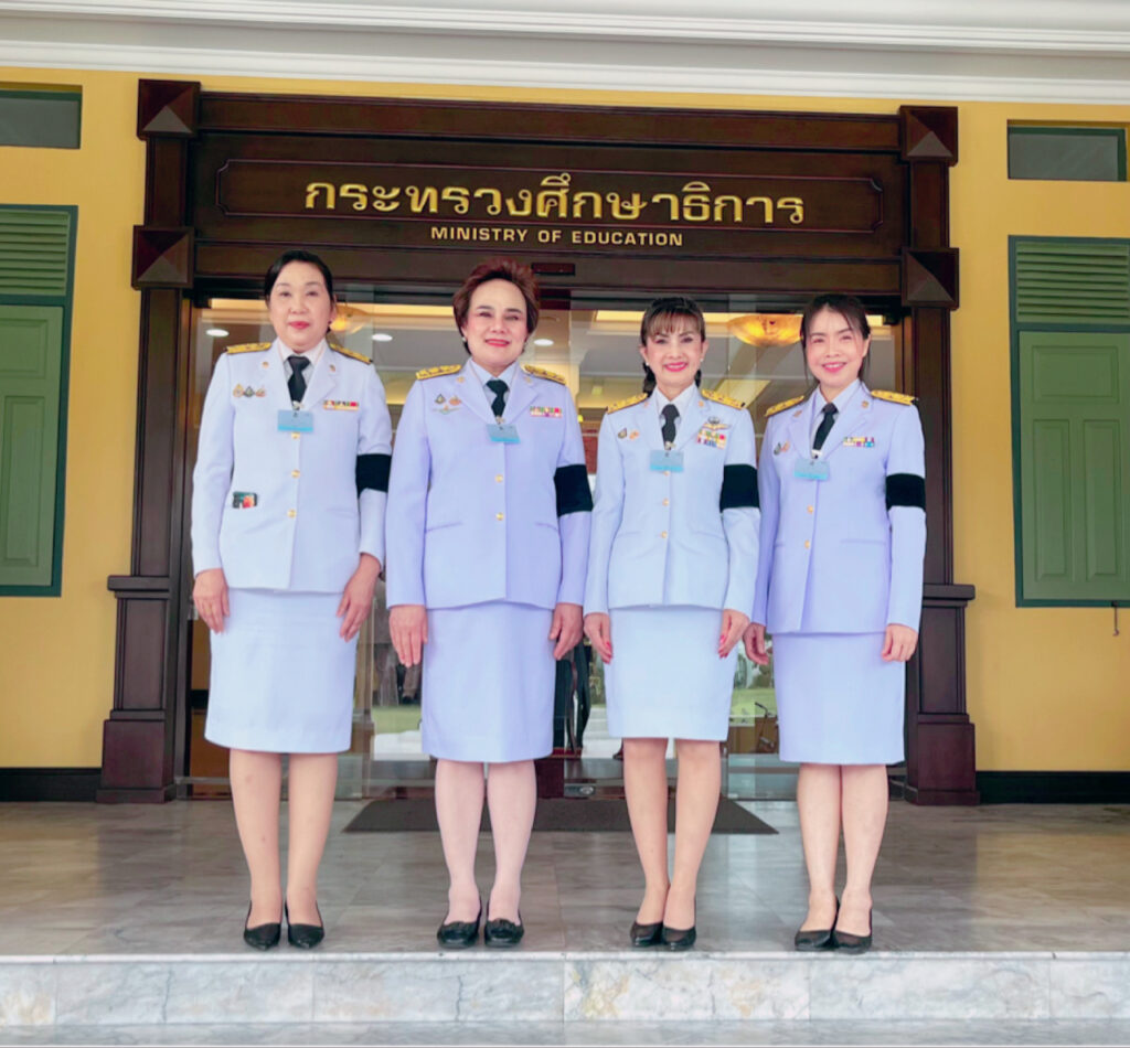 Ms Jetsumon Sumayteepradit, Paying Respects to Her Majesty Queen Sirikit, the Queen Mother - 5