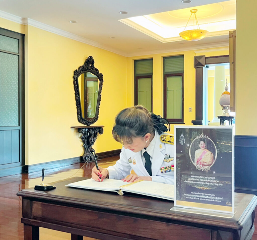 Ms Jetsumon Sumayteepradit, Paying Respects to Her Majesty Queen Sirikit, the Queen Mother - 6