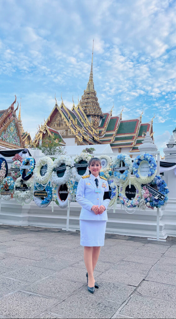 Ms Jetsumon Sumayteepradit, Paying Respects to Her Majesty Queen Sirikit, the Queen Mother - 7
