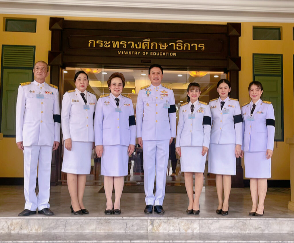 Ms Jetsumon Sumayteepradit, Paying Respects to Her Majesty Queen Sirikit, the Queen Mother - 3